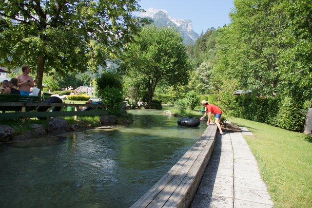 Auch der Moosbach gehört zum Areal des Steinbergbades. Er kann mit Reifen befahren werden. 