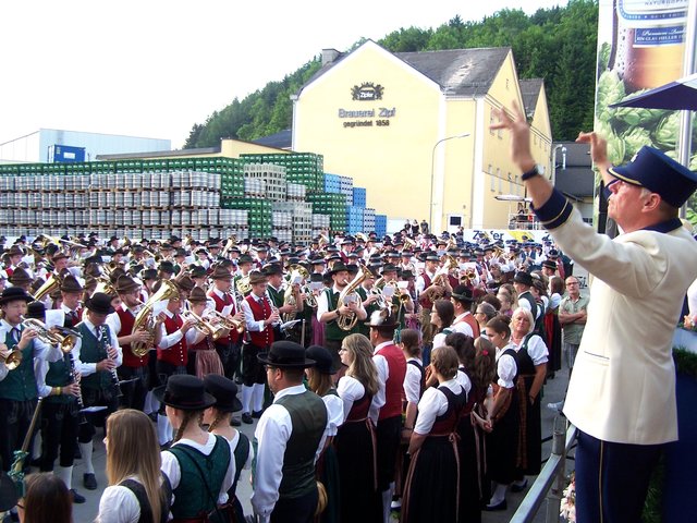 Der Zipfer Kapellmeister Ernst Seyfriedsberger beim Gesamtspiel mit mehr als 1.000 Musikerinnen und Musikern. | Foto: Strohbach