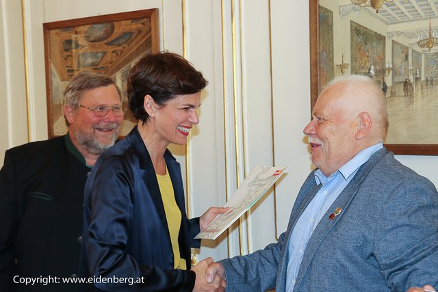 SPÖ Obfrau NR Pamela Rendi-Wagner überreicht das Dekret