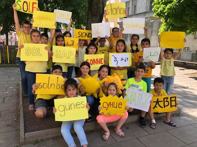Die Sonnenschule: Der neue Name wurde von den Kindern der Lortzinggasse in ihre Sprachen übersetzt und in Entwürfe für das Schullogo gegossen.