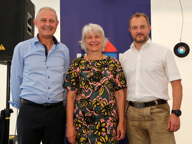 Niederlassungsleiter Johann Hirschbichler und Gesellschafterin Sabine Hochenburger mit Vize-Bgm. Thomas Haslinger.