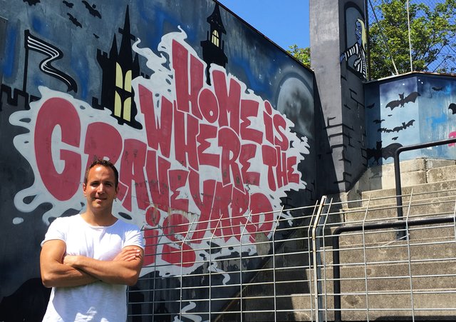 Neo-Trainer Robert Weinstabl vor der legendären Friedhofstribüne. | Foto: Wiener Sport-Club