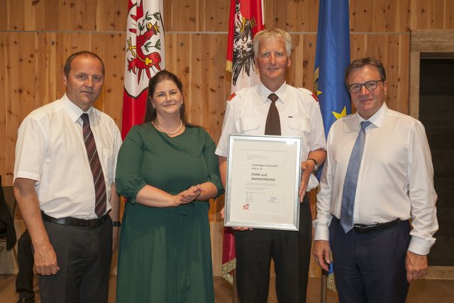 LHStv Josef Geisler, BH Olga Reisner und LH Günther Platter (re.) ehrten Herbert Bergerweiß, Kommandant der Freiwilligen Feuerwehr Kals.