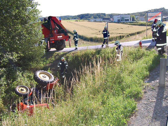 Ein Traktor war nach einem Zusammenstoß mit einem PKW im Graben gelandet. | Foto: Stadtfeuerwehr Pinkafeld