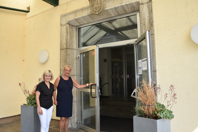 Beatrix Lehner, Ursula Puchebner in der Mozartstraße. | Foto: Stadtgemeinde