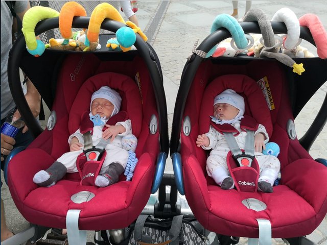 Elias &amp; Jannik

Elias
28.5.2019 um 17:14
2324 g und 43cm

Jannik
28.5.2019 um 17:16
2270 g und 46cm

geboren im LKH Graz. 
Eltern: Julia &amp; Michael Winkelbauer

 | Foto: KK