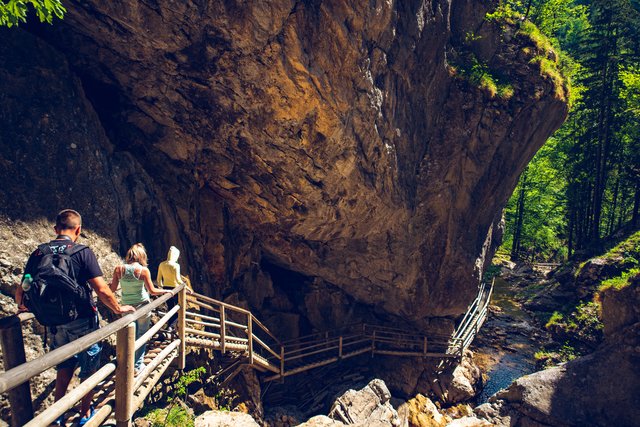 Klammen und Berghöhlen gibt es in der Steiermark viele. Sie bieten eine wunderbare Auszeit von der Sommerhitze. | Foto: fotolia/Przemyslaw Iciak