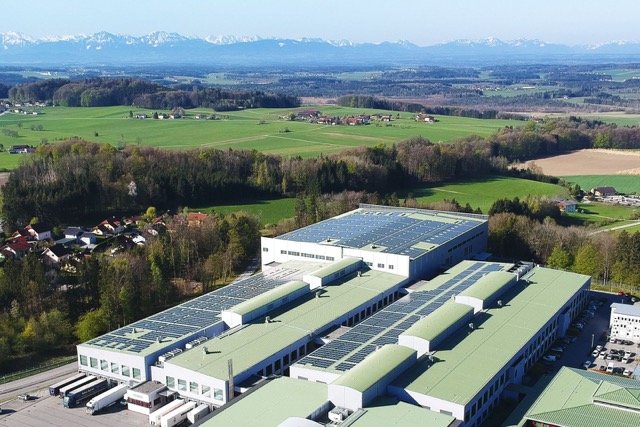 Die Photovoltaikanlage, die auf dem Dach des Produktionsgebäudes angebracht wurde, erstreckt sich über eine Fläche von 12.000 m².  | Foto: B&amp;R