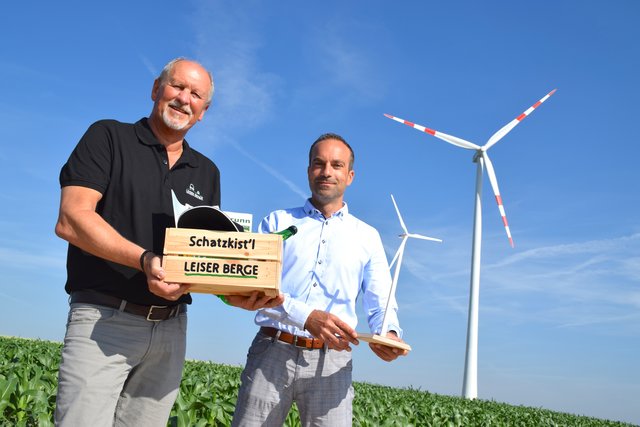 Mit der Windkraft Simonsfeld und der Marktgemeinde Ernstbrunn geht es für bis zu sechs Gewinner 143 Meter hinauf auf ein Windrad. Bürgermeister Horst Gangl und Markus Winter, technischer Geschäftsführer der Windkraft Simonsfeld AG, freuen sich auf Sie!
