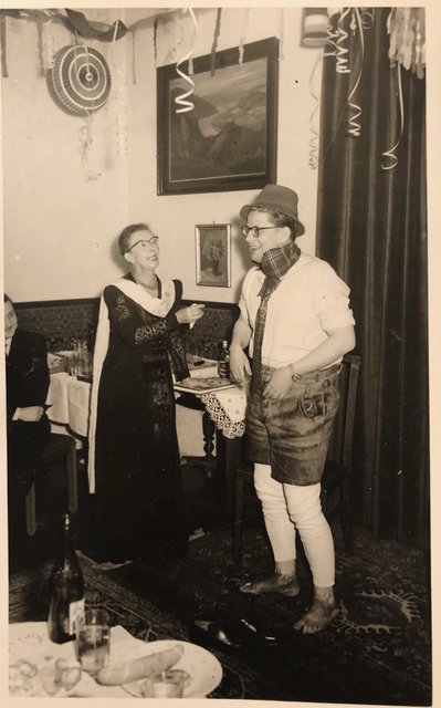 "Die Meisterin" Maria Anna Beyerl mit einem ihrer Schüler. Sie unterrichtete bis zum Alter von 80 Jahren. | Foto: privat