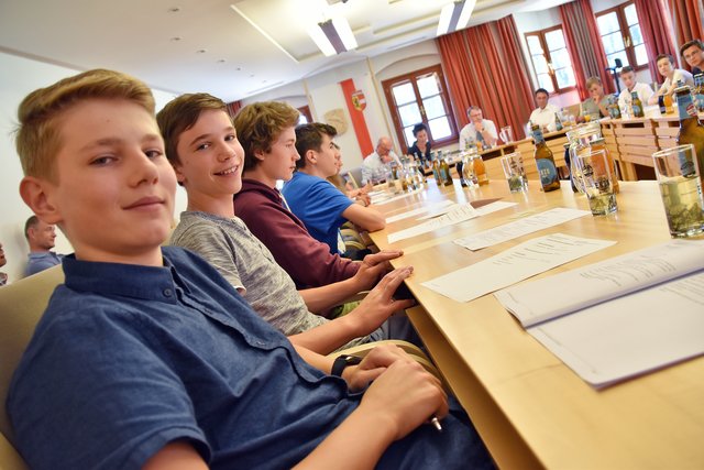 Die Schüler der 4b-Klasse des BG Tamsweg – vorne im Bild Andreas uns Markus – waren zwei Stunden lang Gemeindevertreter. | Foto: Peter J. Wieland
