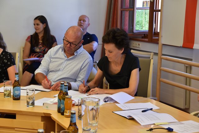 Vizebürgermeister Helmut Steger und Amtsleiterin Gunda Steinwender notieren das Gesagte eifrig mit. | Foto: Peter J. Wieland