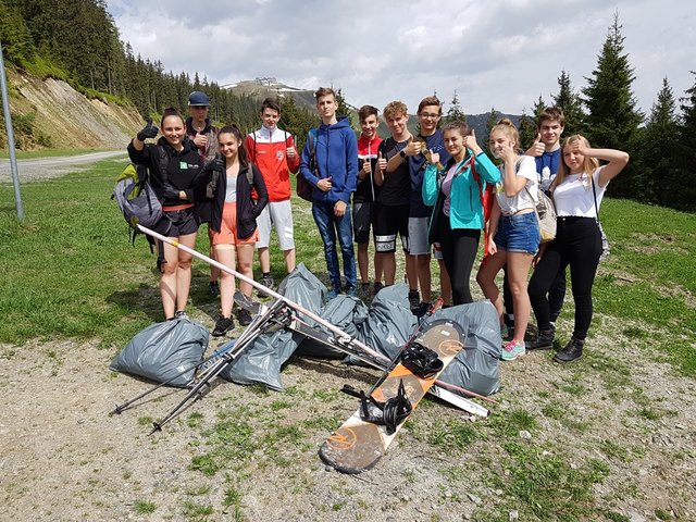 Zeller HAK-Schüler beim Trash-Hiking auf der Schmittenhöhe ... mit dem gefunden Müll