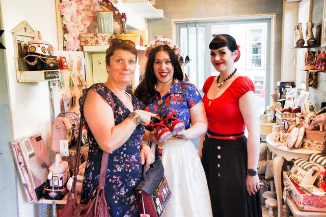 Meine neuen Schuhe aus Luna Millers kunterbuntem Modewonderland. Claudia Achleitner, Luna Miller und Miss Petticoat Barbara Böhm