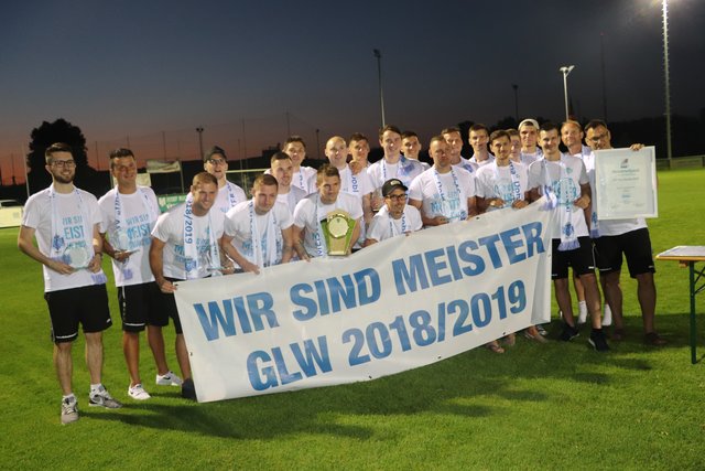 Fans, Gemeindevorstand, Bgm. a.D. Toni Weber, Ehrenpräsident Toni Fließer und SV-Präs. Manfred Schreiner feierten die Fußballmeister der Gebietsliga West. | Foto: Edith Ertl