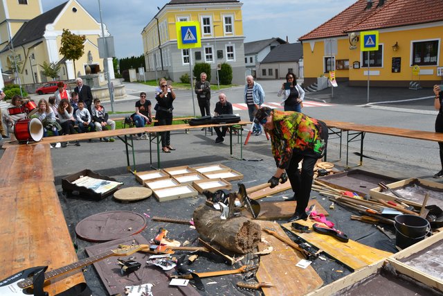 Zerschmettere mit dem Aktionskünstler Hero eine Gitarre und werde so Teil der Hauptstadt der coolsten E-Gitarren der Welt.