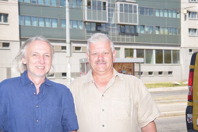 Die stolzen Projektbetreuer Thomas Roth und Bernhard Wagenknecht. Im Hingergrund die Busstation.  | Foto: Pufler