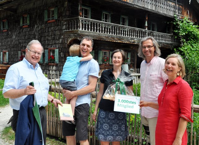 Der Förderverein des Salzburger Freilichtmuseums begrüßt Mitglied 3000 und 3001: (v.l.) Vorstandsvorsitzender Heinrich Christian Marckhgott, Andreas Katzengruber (mit Sohn Julian), Elisabeth Katzengruber, Museumsdirektor Michael Weese und Geschäftsführerin Brigitte Bremer. | Foto: Salzburger Freilichtmuseum