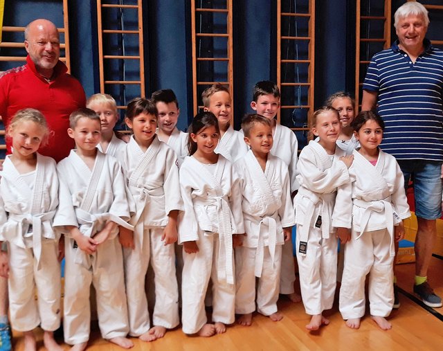 Alle Teilnehmer mit Sektionsleiter Harald Karner und Trainer Peter Müller. | Foto: Judo Lungau
