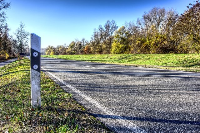Im niedrrangigen Straßennetz gilt das Fahrverbot für PKW schon. Jetzt soll das sektorale Fahrverbot ab 2020 für LKW ausgeweitet werden.  | Foto: Pixabay/distel2610 (Symbolbild)