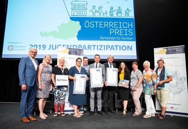 Am 27. Juni 2019 überreichte Bundesministerin Ines Stilling (4.v.r.) den Österreichpreis "Gemeinden für Familien". Im Bild mit Alfred Riedl (l.), Präsident des Österreichischen Gemeindebundes. | Foto: BKA / Christopher Dunker