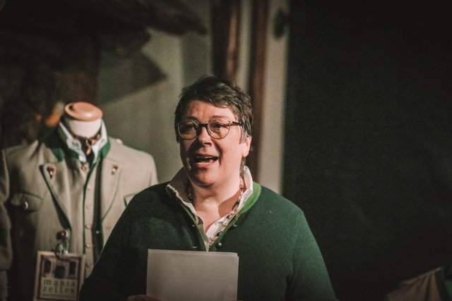 Gabi Arzberger bei der Präsentation des neuen Mariazeller Jägerleinen Sakkos aus der Kollektion "Heimat zum Anziehen". | Foto: Anna Scherfler