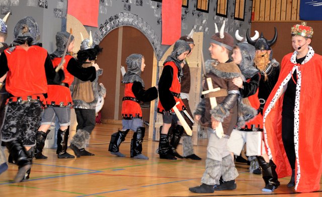 In der Turnhalle der Volksschule Radenthein: Zwei Schulen feiern