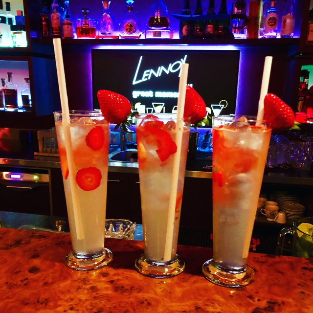 Der Erdbeer-Gin-Fizz wird im Lennox mit einem speziellen Erdbeer-Gin gemixt.