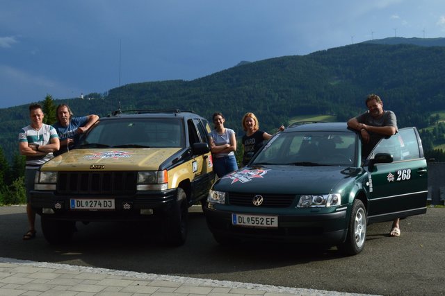 Das gesamte "Miles for Children-Team" aus Kloster inklusive Begleitfahrzeug zum goldfarbenen  Grand Cherokee | Foto: KK