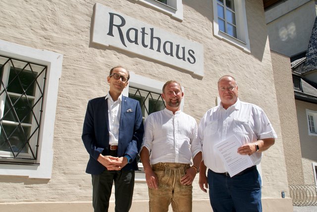 Thomas Burgstaller (AMS), Bgm. Hansjörg Obinger und NR-Abg. Walter Bacher hoffen auf eine Wiederbelebung der Aktion 20.000. | Foto: Alexander Holzmann