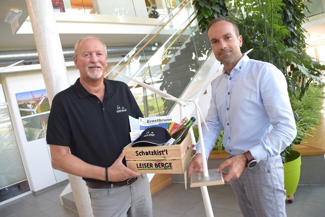 Bürgermeister Horst Gangl und Markus Winter, technischer Geschäftsführer der Windkraft Simonsfeld AG, freuen sich auf sechs mutige, abenteuerlustige und vor allem interessierte Gewinner!
