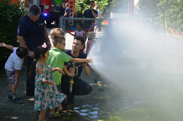 Zum Schluss der Übung gab es eine Abkühlung für die Kinder von der Feuerwehr der Stadt Gleisdorf!  