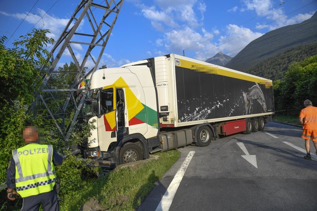 Der LKW-Fahrer verlor die Kontrolle über sein Fahrzeug und rammte einen Strommasten, der in Folge umzustürzen drohte.