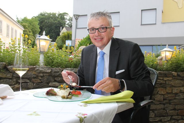 Schlemmen Sie mit Restauranttester August Teufl. Sie haben die Wahl, in welchem der 150 getesteten Restaurants in Niederösterreich sie ihn treffen wollen.