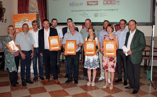 Von 19 Einreichungen aus Tirol schafften es gleich fünf Projekte aus dem Oberland in die Endausscheidung des Euregio-Bewerbs. LHStv Josef Geisler (re.) freut sich über die zahlreichen Initiativen in der Zusammenarbeit von Tourismus und Landwirtschaft.  | Foto: © Landespresseamt Südtirol