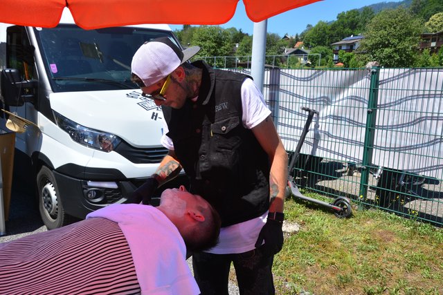 Eine Besonderheit  auf dem Fest war auch der Figaro der Besucher  die Harre und den Bart abrasiert hat im Freiluft Salon .
 | Foto: Foto August Schwertl