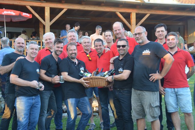 Die Feuerwehr Burg überraschte The Burnouts mit einem Geschenkskorb voller Wein.