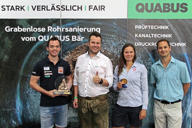 von links nach rechts: Matthias Walkner (Rallye Dakar Sieger 2018 und 2. Platz Rallye Dakar 2019), QUABUS GFIng. Christoph Hofstadler, MBA, Vanessa Herzog (Weltmeisterin 2019 über 500 m) und GF  Andreas Beuntner Firma Ingutis, Die Gesprächsteilnehmer gratulieren GF Hofstadler zum fünfjährigem Firmenjubiläum und  den wirtschaftlichen QUABUS-Erfolgen recht herzlich.

 | Foto: QUABUS GmbH