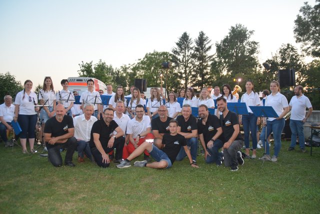 The Burnouts mit dem Musikverein Großpetersdorf und Vertretern des Roten Kreuzes.