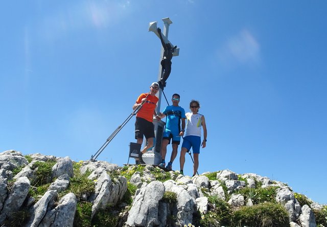 Franz, Robert und Edmund beim schönen Gipfelkreuz auf dem Dürrenstein