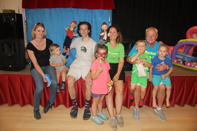 Melanie Rohrmüller, Leon, Paul, Sophie, Kathi, Raffael, Lukas und Bürgermeister Hans Trink | Foto: Kinderfreunde