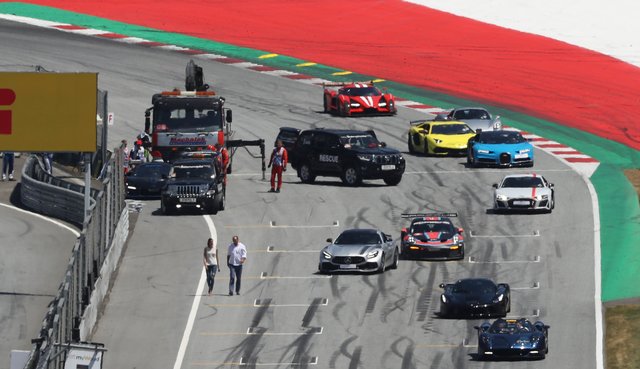 Der McLaren Senna musste abgeschleppt werden, Gerhard Berger und Marion Feichtner waren da schon auf dem Rückweg. | Foto: GEPA pictures