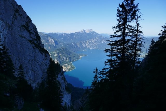 "Der frühe Vogel fängt den Wurm": Tiefblick aus dem Brennerriesensteig auf den Attersee. In der Bildmitte der Schafberg.   | Foto: Thomas Neuhold
