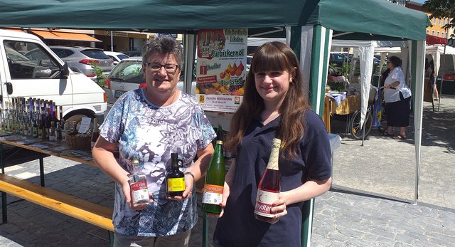 Brände, Säfte, und Uhudler verkaufen Ilse und Ramona Hoffmann jede Woche auf dem Markt in Oberwart. | Foto: Hoffmann