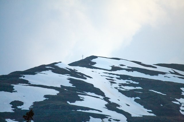 Gipfelkreuz der Glanderspitze mit dem kleinen Vorgipfel, wo wir uns zur Umkehr entschlossen hatten. Selbst auf der Südseite liegt für diese Jahreszeit noch sehr viel Restschnee.
Ein Klick in das Foto öffnet die Galerie im Vollbildmodus.