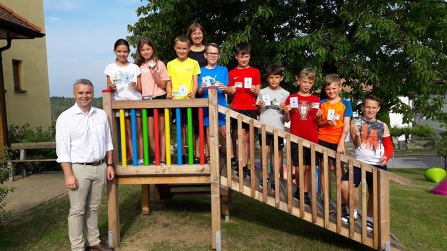 Bgm. Christian Pinzker gratulierte den Volksschülern. | Foto: Gemeinde Unterkohlstätten