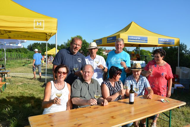 Hermi Eidelpes, Christian Balon, Alfred Pohl, Josef Schimmer, Martina Galla, Herbert Eidelpes, Wolfgang Inhauser und Dora Polke stoßen auf das gelungene Fest an