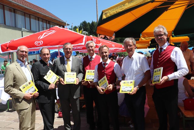 Heinrich Herunter, Martin Schaller, Josef Riegler, Oskar Schrenk, Martin Sohnle, Werner Kirchsteiger und Gerhard Zaunschirm präsentieren die Chronik 125 Jahre RB Hausmannstätten.  | Foto: Edith Ertl