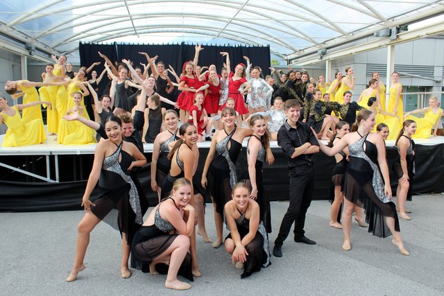 90 Tänzerinnen und Tänzer zwischen 10-18 Jahren begeisterten das Publikum beim Sommertanzfest.  | Foto: Suitner