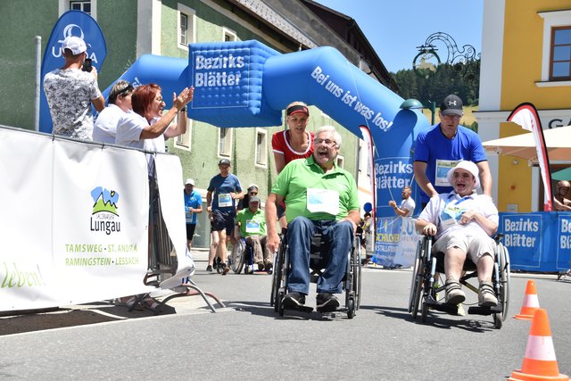 Lungauer MurtalläuferInnen mit geistiger und/oder körperlicher Beeinträchtigung fetzten bei Stefan-Ritzer-Integrationslauf mit ihren Laufpaten durch das Marktzentrum von Tamsweg. Die Fans jubelten und applaudierten lautstark.